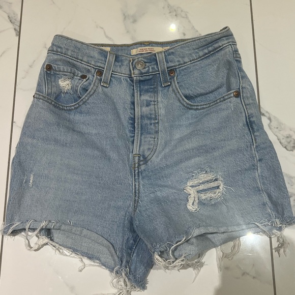 Levi’s Ribcage Shorts - Picture 1 of 4